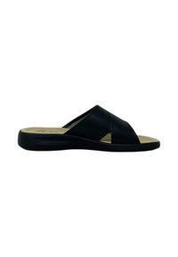 Infradito in pelle nera con design a cinghie incrociate, suola interna imbottita e suola testurizzata. Forma e dettagli minimalisti.