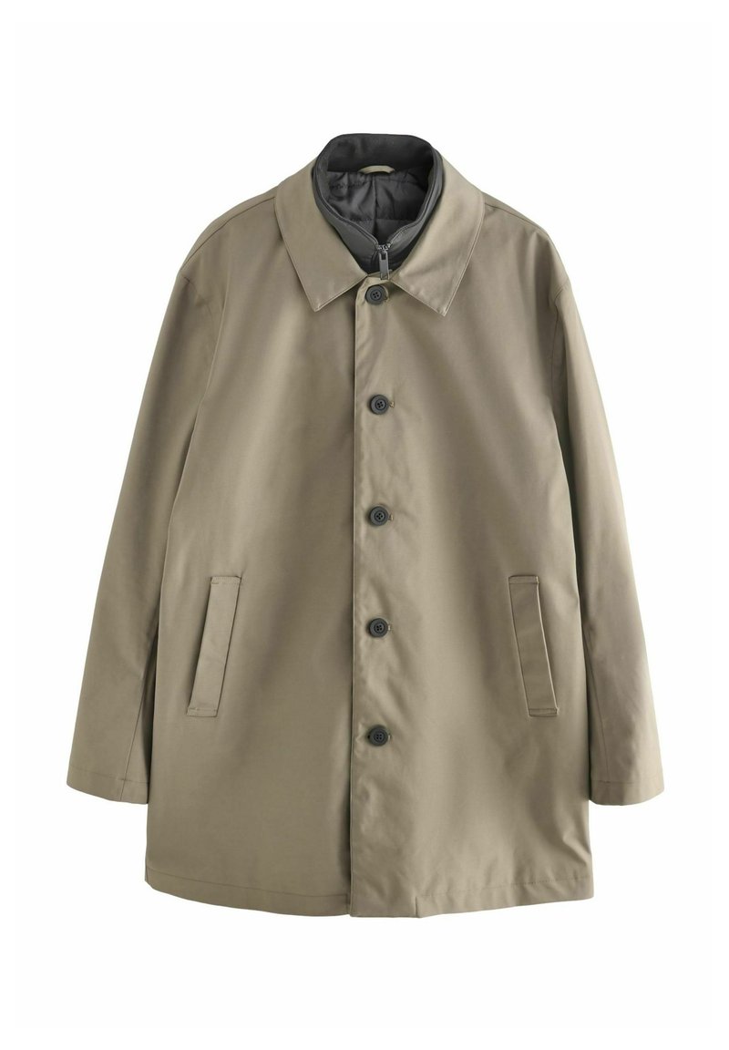 Palton khaki din țesătură fină, cu închidere cu nasturi, guler ascuțit, două buzunare laterale și un design lejer.
