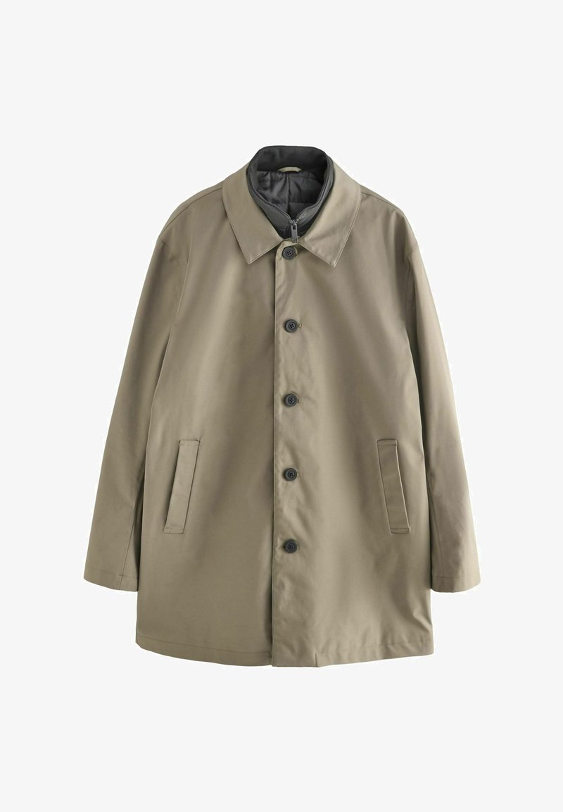 Trench coat caqui hecho de tela suave, con un cierre frontal de botones, cuello puntiagudo, dos bolsillos laterales y un diseño de ajuste relajado.