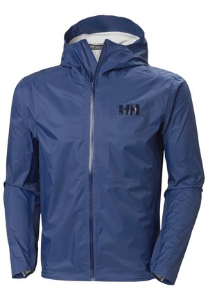 Chaqueta impermeable de color azul marino con cierre frontal de cremallera, capucha ajustable y un logo en el pecho. Confeccionada en tejido ligero y suave.