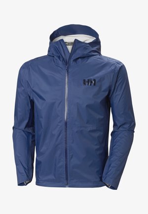 Chaqueta impermeable de color azul marino con cierre frontal de cremallera, capucha ajustable y un logo en el pecho. Confeccionada en tejido ligero y suave.