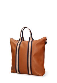 Borsa a tracolla in pelle marrone con superficie testurizzata, caratterizzata da due strisce blu e bianche e manici corti e robusti. Chiusura superiore con zip.