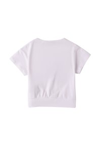 Top blanco de manga corta hecho de tela suave, con cuello redondo y un dobladillo ligeramente elástico. Diseño simple y sin costuras.
