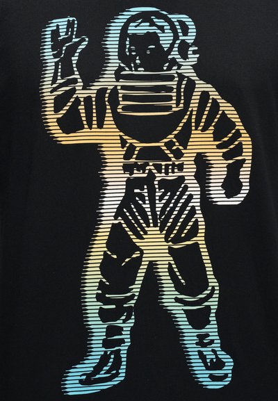 Άστροναυτης με στολή και κράνος, που χαιρετά με το δεξί χέρι, απεικονίζεται με οριζόντιες γραμμές διαβάθμισης σε μαύρο φόντο.