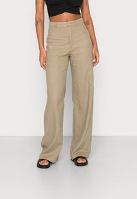 Beżowe spodnie z szerokimi nogawkami, wykonane z lekkiego materiału o gładkiej fakturze i wysokim stanie. Posiadają kieszenie z przodu oraz zapięcie na guzik.
