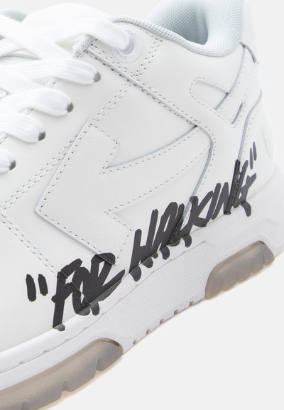 Λευκό αθλητικό παπούτσι με χοντρή σόλα, λευκά κορδόνια και μαύρο στιλιζαρισμένο κείμενο «FOR WALKING» στο πλάι κοντά στη σόλα.