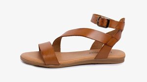 Sandalia de cuero marrón con tiras cruzadas y hebilla en el tobillo, suela plana, plantilla acolchada y superficie lisa. Presenta un diseño minimalista.
