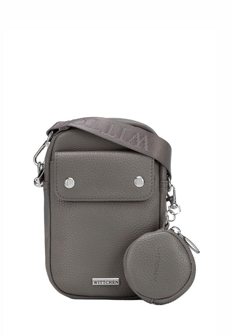 Borsa a tracolla in pelle grigia con texture, due chiusure a scatto in metallo, tracolla regolabile e una pochette rotonda per monete staccabile.