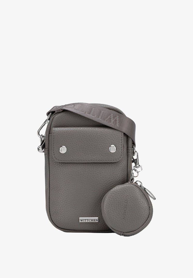 Borsa a tracolla in pelle grigia con texture, due chiusure a scatto in metallo, tracolla regolabile e una pochette rotonda per monete staccabile.