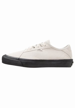 Hvide lave Vans sneakers med sort sål, snørebånd og Vans-logo tag på siden.
