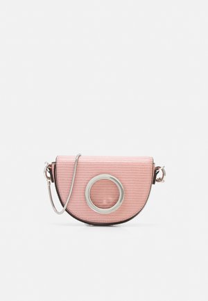 Petit sac bandoulière rose avec surface texturée, forme semi-circulaire, ornement circulaire argenté et fine chaîne argentée sur fond blanc.