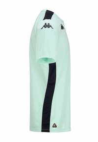 T-shirt de sport vert menthe clair à manches courtes avec un panneau latéral noir, texture en mesh, logo Kappa sur les épaules et un logo triangulaire à l'ourlet.