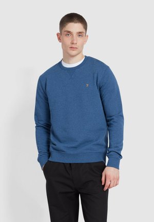 Blaues Rundhals-Sweatshirt aus weichem Material, mit gerippten Bündchen und Saum, und einem kleinen kontrastierenden Logo auf der Brust. Schlichtes Design.
