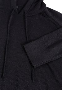 Sudadera de punto negra con cordones, puños acanalados y detalle texturizado en el hombro del brazo derecho, mostrada plana.