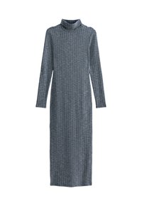 Vestido largo y acanalado en azul oscuro con un cuello alto y mangas largas. El material tiene un acabado texturizado, creando líneas verticales en todo el vestido.