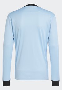Lange mouwen lichtblauw sportshirt met een geribbeld oppervlak en een zwarte kraag, met aansluitende manchetten bij de mouwen.