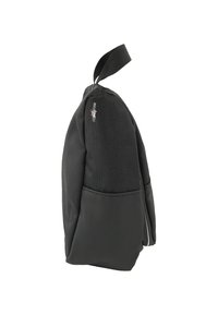 Zwarte stoffen tas met een gestructureerd oppervlak, slanke vorm, ritsluiting en een lus bovenaan voor het dragen; bevat een klein geborduurd detail.