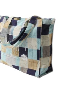 Oversized handtas van gestructureerde stof in blauw, beige en marineblauw met een patchworkontwerp met maritieme patronen zoals vuurtorens en schelpen.