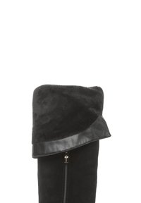 Botte noire en daim montant jusqu'au genou avec un bord supérieur en cuir replié, dotée d'une fermeture éclair latérale. Texture lisse avec un design élégant.