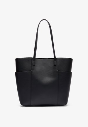 Schwarze Ledertragetasche mit langen Griffen und zwei seitlichen Taschen, aufrecht vor einem weißen Hintergrund stehend.