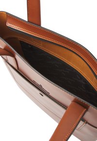 Borsa tote in pelle marrone con interno arancione-bruno, chiusura con zip e tasche interne con un branding sottile in un motivo ripetuto.