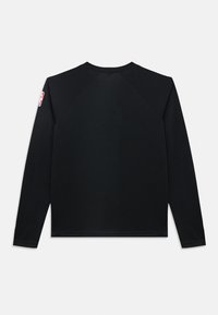 Czarna koszula z długim rękawem wykonana z fakturowanej tkaniny, z okrągłym dekoltem. Posiada naszywkę z logo na górnej części rękawa oraz raglanowy krój ramion.