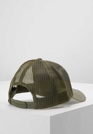 Oliven grøn mesh trucker kasket med justerbar snapback lukning, der ligger på en hvid overflade, vist fra bagsiden og siden.