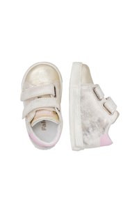 Scarpe metalliche dorate di dimensioni per bambini, con doppie cinghie in Velcro e accenti rosa sul tallone, mostrate in viste frontale e laterale su sfondo bianco.
