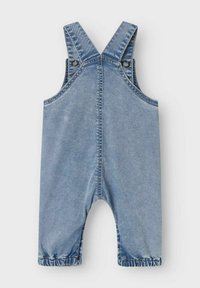 Pantalones de mezclilla en azul claro con tirantes ajustables, bolsillos laterales y dobladillos elásticos. Presenta costuras visibles y botones de metal.