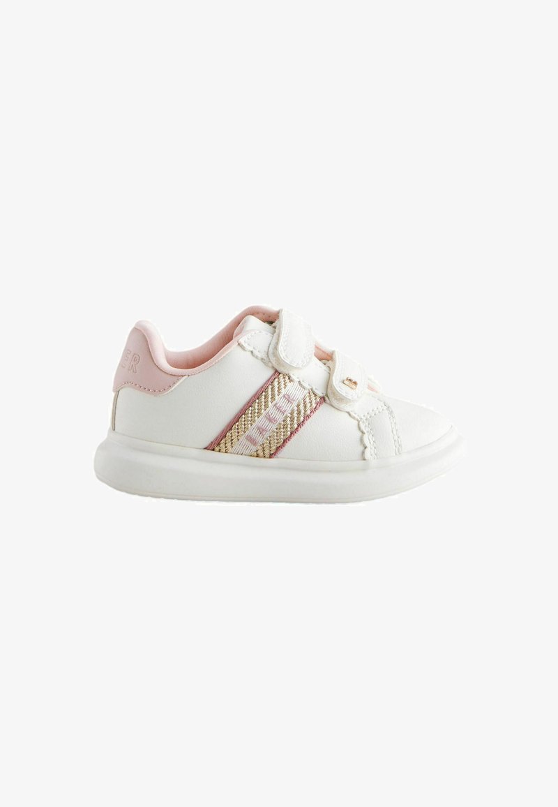 Fehér bőr sneaker rózsaszín kiegészítőkkel, tépőzáras pánttal és fémszalagos díszítéssel az oldalon. Lekerekített orrú és párnázott talpú.