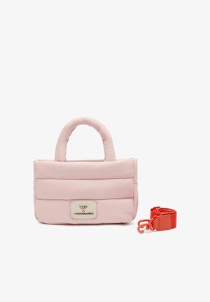 Bolso acolchado de color rosa suave con asas redondeadas y parche rectangular blanco con el logo, acompañado de una correa extraíble de color rojo brillante con ganchos.
