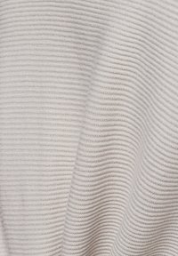 Hellgrauer gerippter Stoff mit einer strukturierten Oberfläche, die feine horizontale Linien und ein weiches Erscheinungsbild aufweist. Verstellbarer Fall.