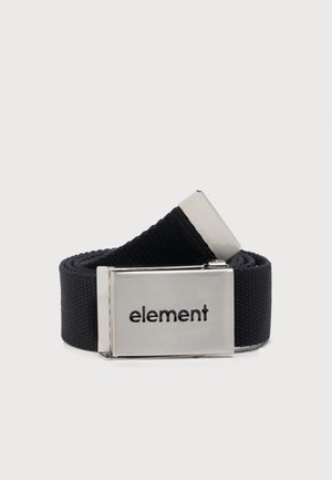Černý tkaný pás s stříbrnou obdélníkovou přezkou, na které je ryté slovo "element", stočený na jednobarevném bílém pozadí.