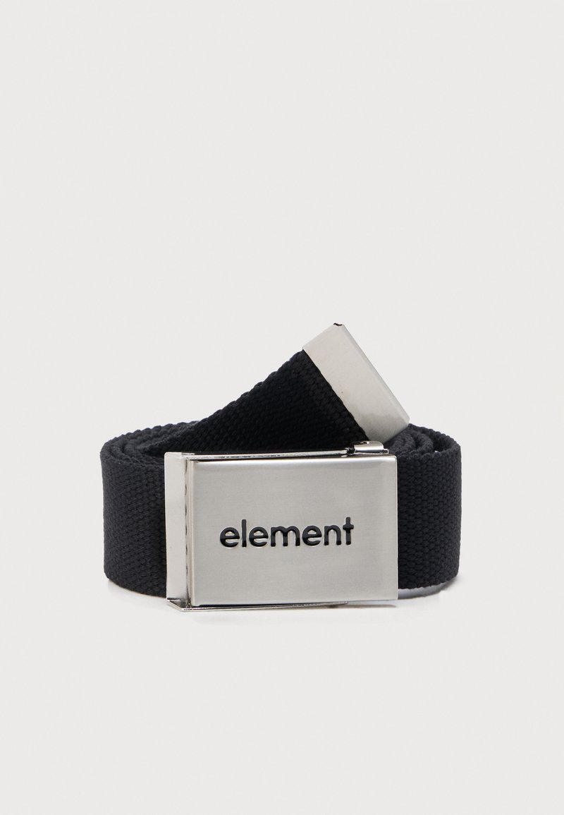 Μαύρη ζώνη από υφαντό ύφασμα με ασημένια ορθογώνια αγκράφα χαραγμένη με τη λέξη "element", τυλιγμένη πάνω σε απλό λευκό φόντο.