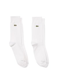 Weiße Baumwollsocken mit geripptem Bündchen, versehen mit einem kleinen grünen Lacoste-Krokodil-Logo auf der Außenseite. Glatte Textur und klassisches Design.