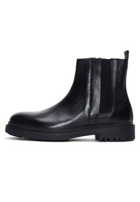 Bottines Chelsea en cuir noir avec panneaux élastiques sur les côtés, bout arrondi, dessus texturé et semelle en caoutchouc avec motif pour une meilleure adhérence.