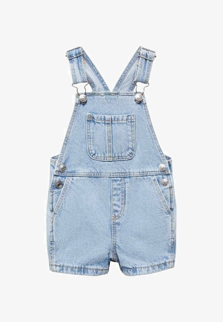 Salopette courte en denim bleu clair avec bretelles réglables, poche poitrine avant, boutons latéraux et deux poches à l'avant.