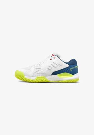 Witte sportschoen met een blauwe hiel, neongele zool en veters, ontworpen voor sport met een gestructureerde grip en ademend bovenmateriaal.