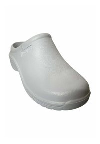 Zuecos blancos con un acabado texturizado, diseño de parte trasera cerrada, puntera redonda y suela gruesa, que presentan una pequeña etiqueta de marca visible en el lateral.