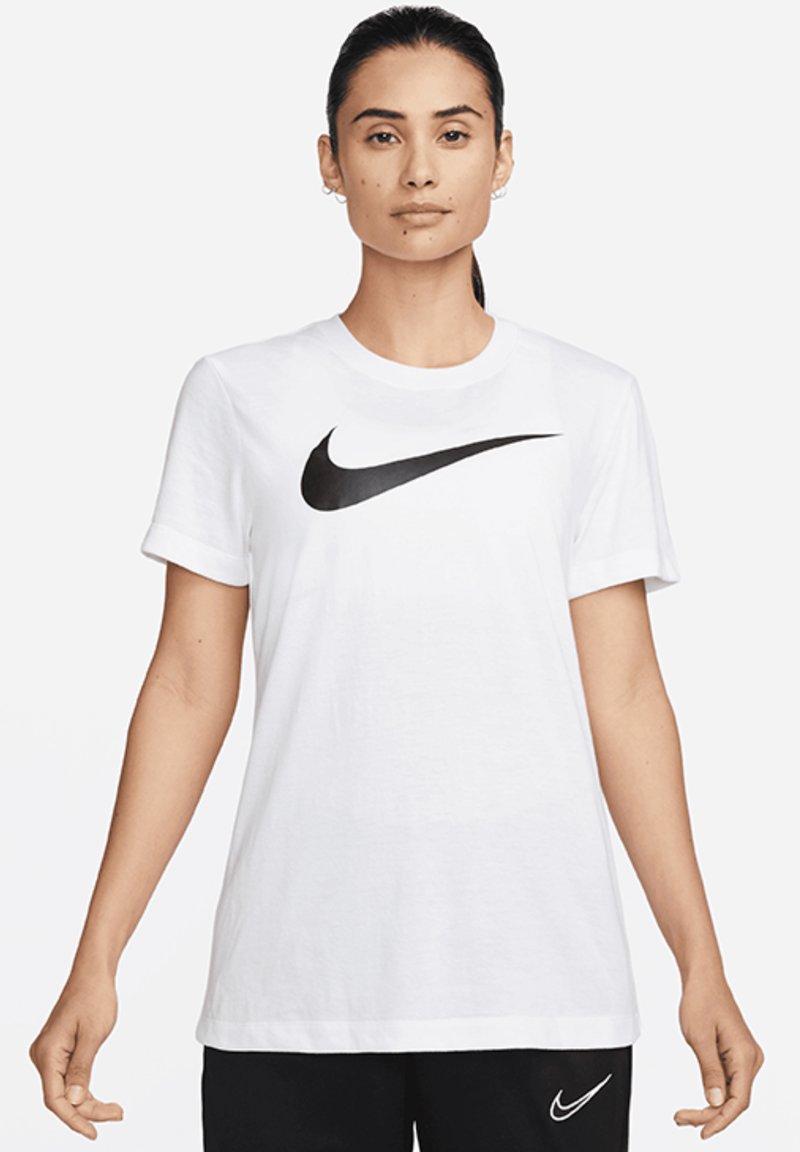 Weißes Baumwoll-T-Shirt mit kurzen Ärmeln, das auf der Vorderseite ein auffälliges schwarzes Nike-Logo trägt. Glatte Textur, klassische runde Ausschnittform.