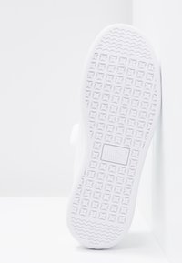 Suola di scarpa in gomma bianca con un motivo a griglia testurizzato, caratterizzata da un design a linee ondulate e un logo al centro.