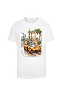 Bílý tričko s ilustrací oranžového sportovního auta, textem "Club De MC Monaco Racing Club 1990" a stylizovaným pozadím.