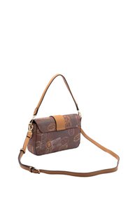 Braun gestreifte Handtasche mit einem braunen Ledertragegurt und goldener Hardware. Verfügt über einen umklappbaren Deckel und einen verstellbaren Umhängegurt.