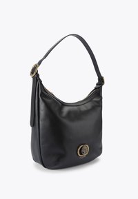 Borsa a mano in pelle nera con una texture liscia, forma arrotondata e un accento dorato sul davanti. Dotata di una sola tracolla.