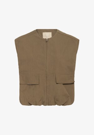 Gilet kaki senza maniche con collo a scialle, zip frontale, due grandi tasche a toppa e orlo elastico. Realizzato in tessuto leggero e strutturato.