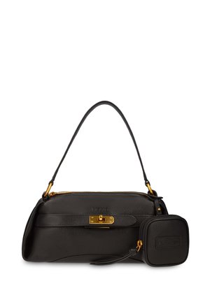 Sac à main en cuir noir avec fermoir doré, bandoulière unique et petite pochette carrée attachée avec fermeture éclair sur fond blanc.