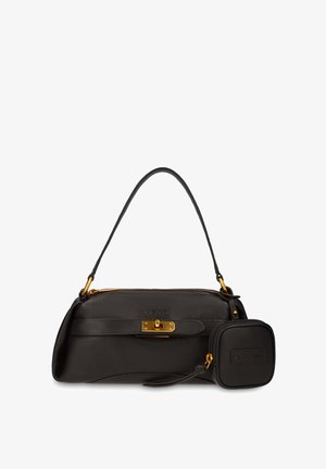 Sac à main en cuir noir avec fermoir doré, bandoulière unique et petite pochette carrée attachée avec fermeture éclair sur fond blanc.