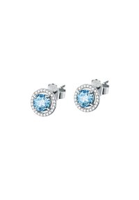 Orecchini a perno in argento sterling con gemme rotonde di un delicato blu chiaro circondate da un'aureola di piccole pietre trasparenti, finitura lucida.