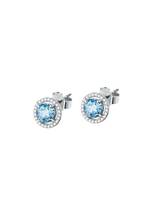Orecchini a perno in argento sterling con gemme rotonde di un delicato blu chiaro circondate da un'aureola di piccole pietre trasparenti, finitura lucida.