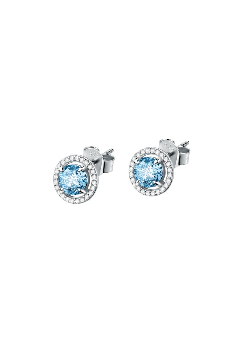 Orecchini a perno in argento sterling con gemme rotonde di un delicato blu chiaro circondate da un'aureola di piccole pietre trasparenti, finitura lucida.
